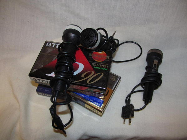2 no name microphones 1 mic w remote control