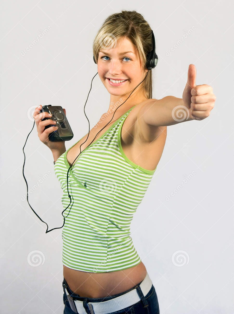 girl-walkman-3480895b.jpg