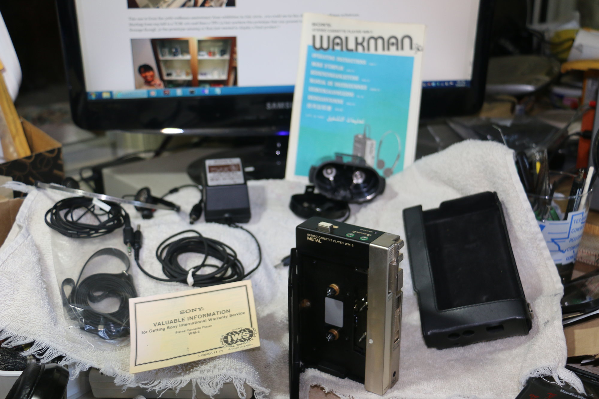 IMG_0326 Sony WM-3 gold tone MDR-4L1 & D battery +AC adapter. Needs belt.JPG