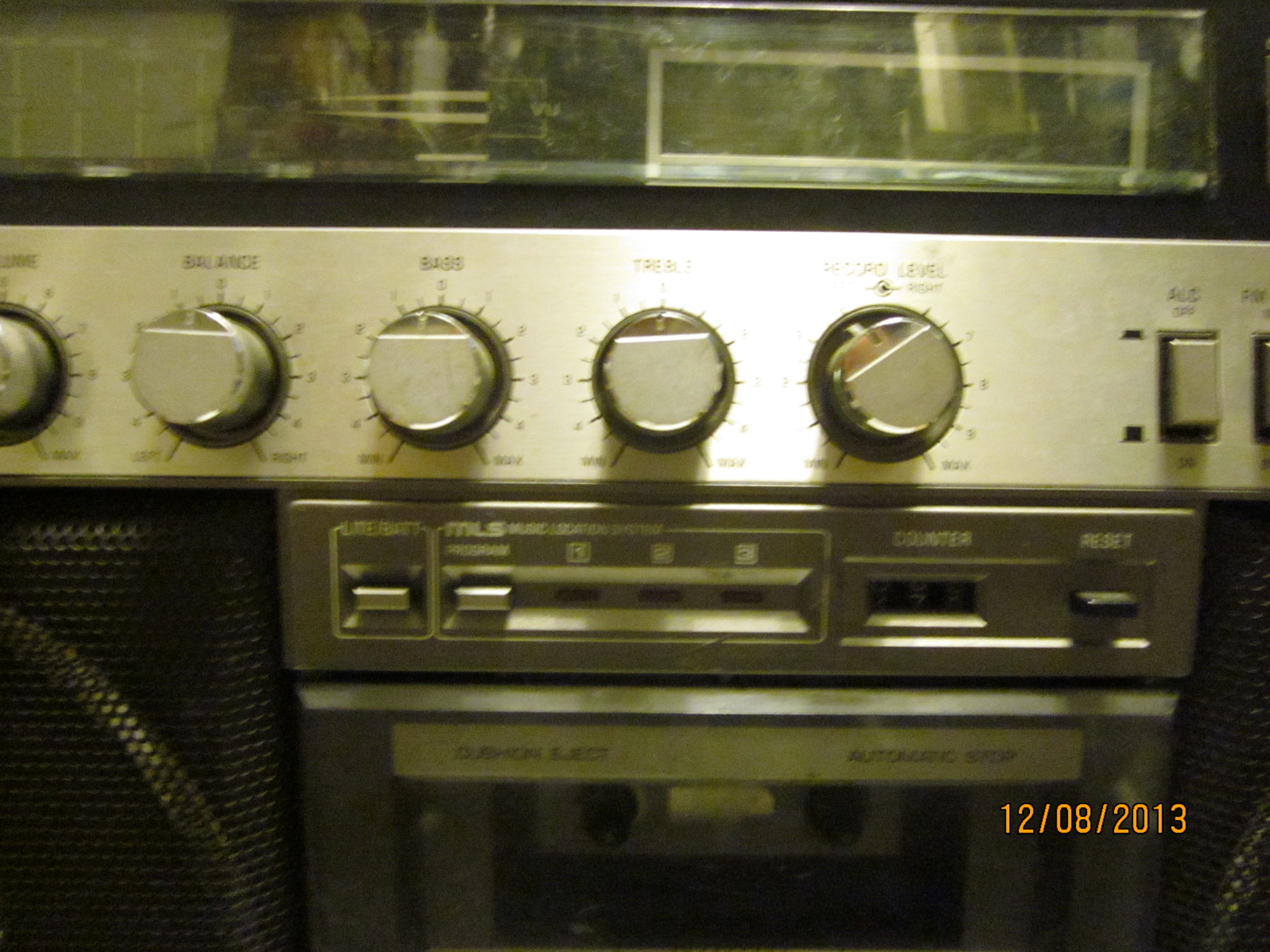 IMG_1027 center GE digital radio Boombox 3-5295A.JPG