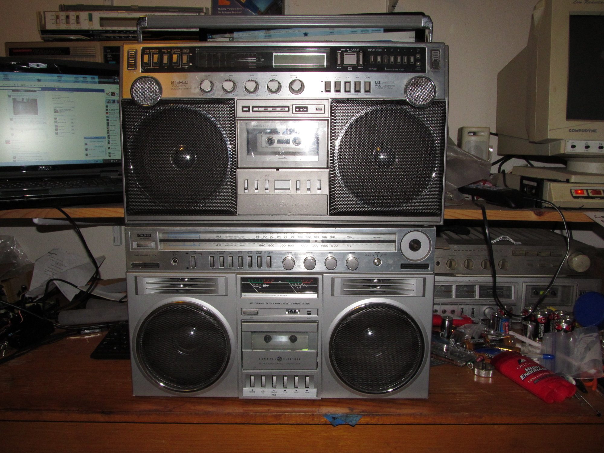 IMG_1713 GE top General Electric Blockbuster digital radio cassette Boombox 3-5295A 3-5259A.JPG