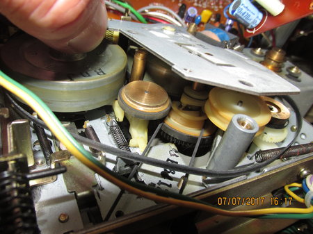 IMG_6766 Pioneer SK-31 9VDC take up spindle connected to the metal plate.JPG